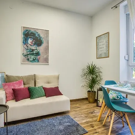 Center Amphitheater شقة