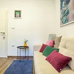 Center Amphitheater Apartment *