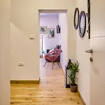 Center Amphitheater Apartment *