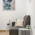 Center Amphitheater Apartment