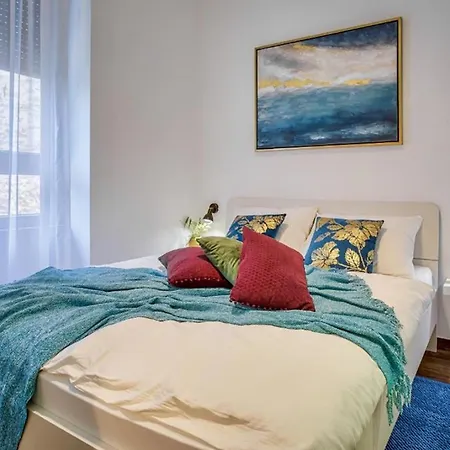 Center Amphitheater 아파트