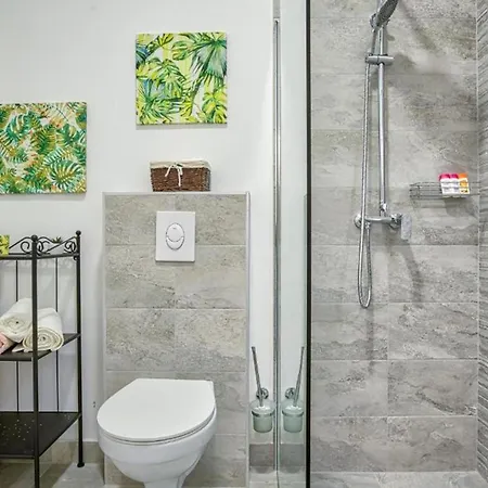 아파트 Center Amphitheater 풀라