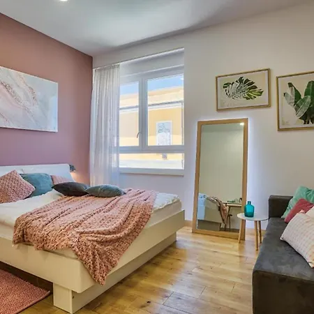 Center Amphitheater * 普拉