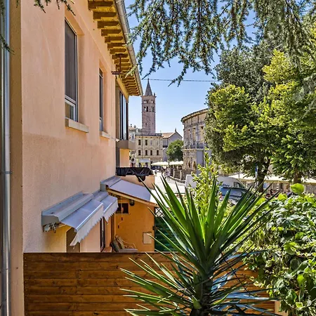 Center Amphitheater 普拉