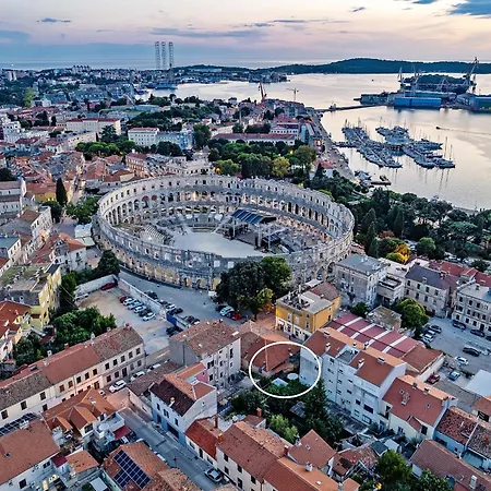 Center Amphitheater 아파트