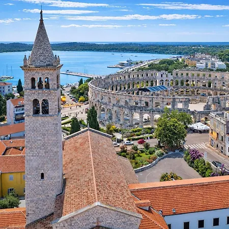 Center Amphitheater *