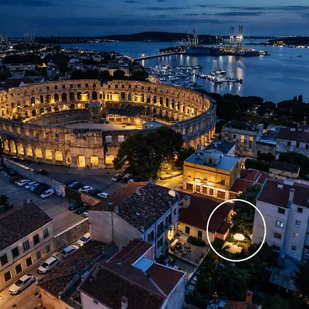 Center Amphitheater * Pula