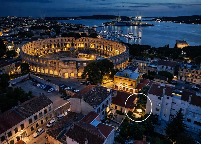 Center Amphitheater * Pula